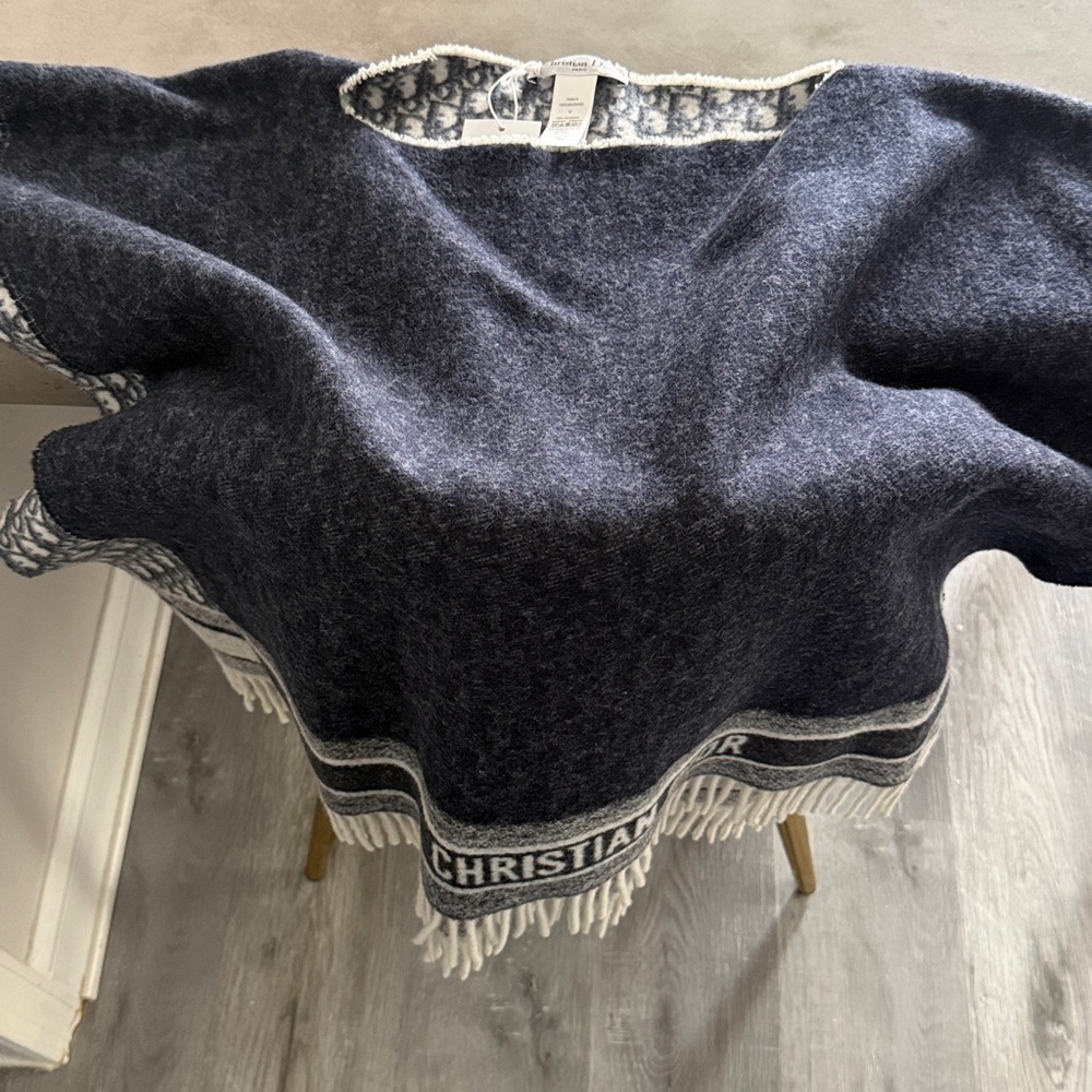 DIOR OBLIQUE REVERSIBLE
PONCHO - Picture 8 of 9